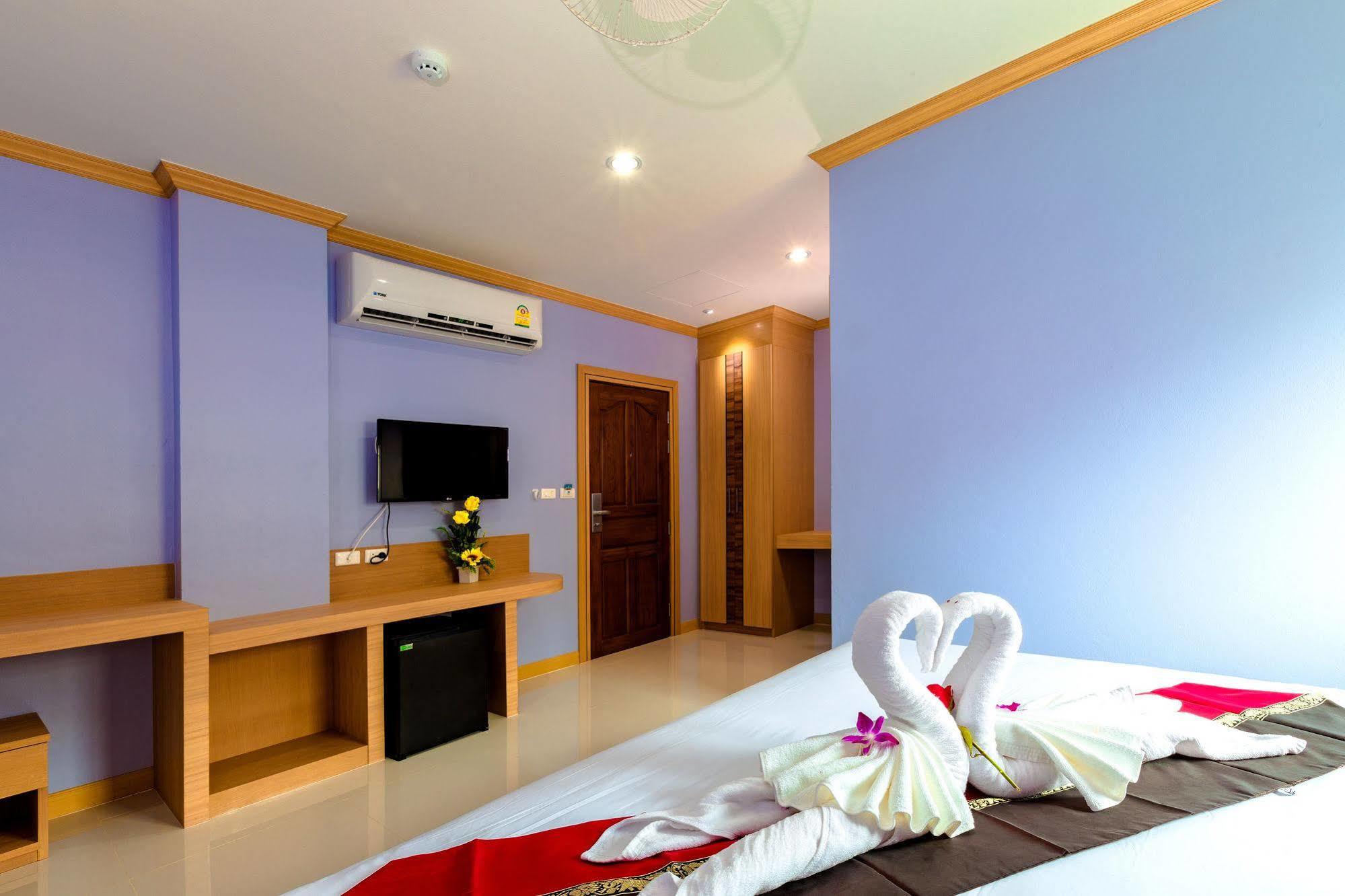 Phusita Hotel - Sha Certified Patong Luaran gambar